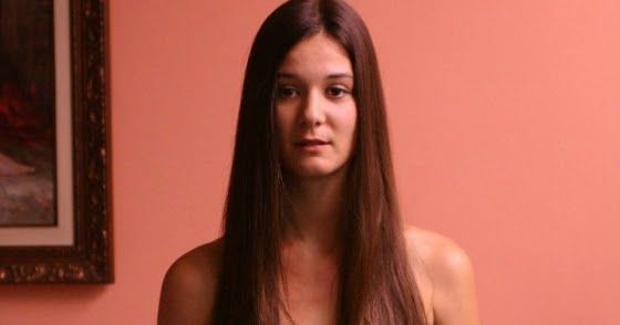 Flávia lorenzi mostrando os peitos no filme falsa loira