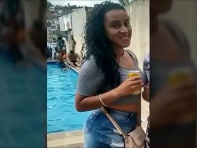 Foi pra festinha sem o marido e caiu na net levando rola