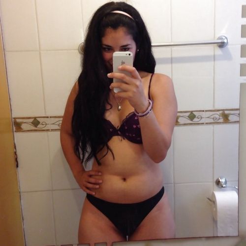 Novinha gostosa tirando a calcinha em fotos porno amadoras