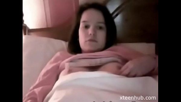 Novinha inocente mostrando os peitinhos na cama se mostrando na webcam