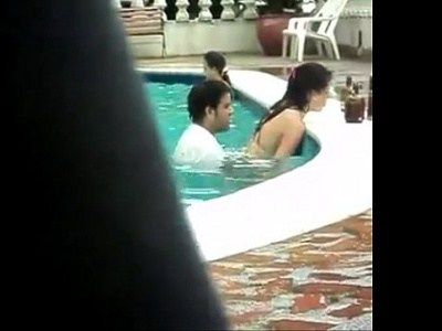 Quis foder a esposa na piscina do hotel e acabou caindo na net