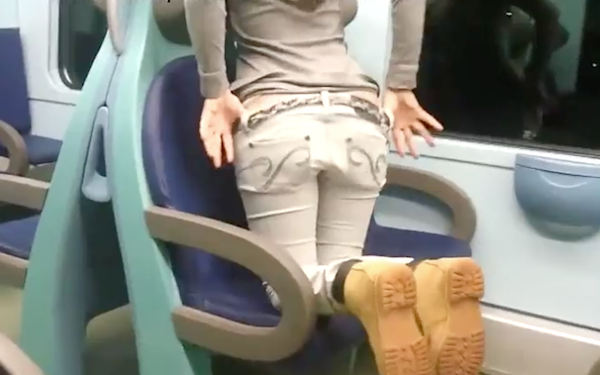 Ruivinha gostosa abaixando a calça dentro do metrô - Pimbada