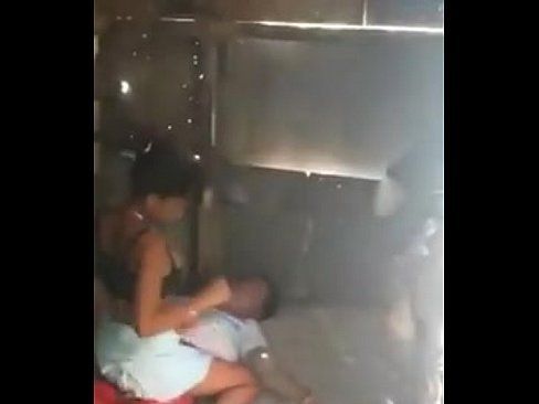 Faveladinha fode com o cobrador do ônibus no barraco