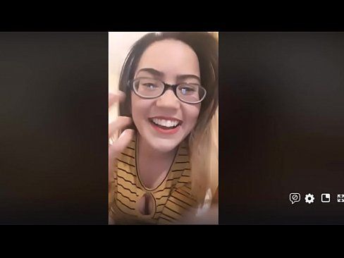 Tati de óculos provocando no Facebook o seu amigo que gravou