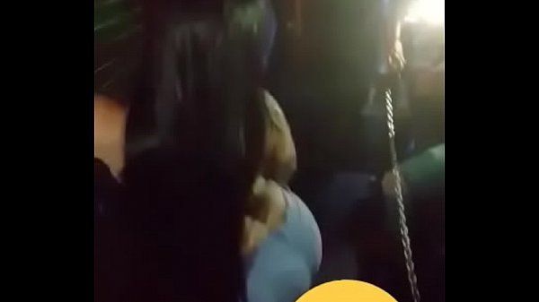 Novinha gostosa caiu na net ficando peladinha na balada