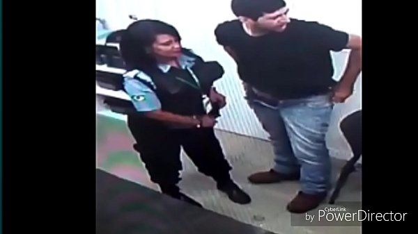 Segurança feminina casada não viu a câmera e foi filmada dando a buceta no local de trabalho pro cliente do banco do brasil