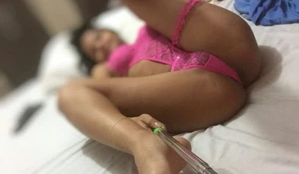 Vadia amadora tirando selfie só de lingerie