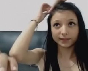 Camgirl latina muito novinha no anal