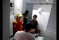 Flagrante de sexo amador no banheiro do posto