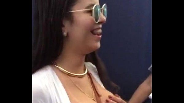 Safada mostrando as tetas no publico