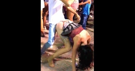 Bêbada safada sarrando e mostrando a bunda no baile de rua