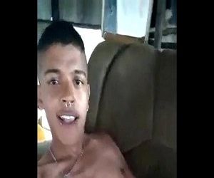 Novinho dotado se masturbado no gostoso na frete da webcam