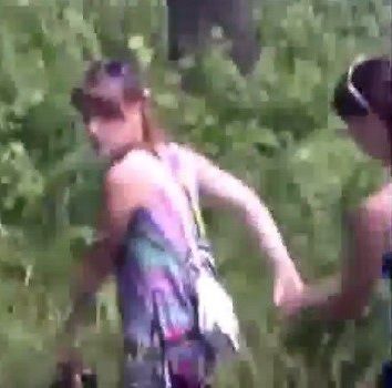 Pervertido pelado assuntando garotas na floresta