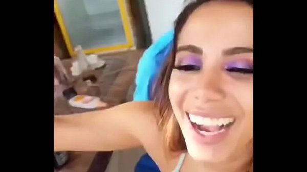 Anitta rebolando a bunda com o crush sarrando - Porno Vídeo Tube