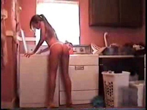 Filmou a irmã ninfeta da esposa lavando a calcinha dela