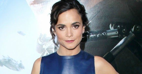 Alice braga pelada na série queen of the south