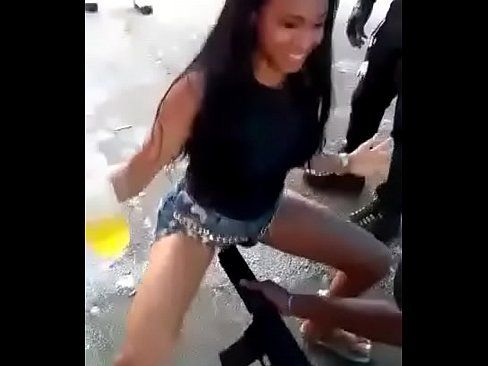 Baile na favela cachorra esfrega a boceta na AK47