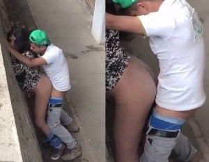 Casal flagrado fazendo sexo no meio da rua
