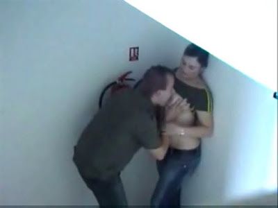 Flagra Amador: Mulher é flagrada dando a buceta escondida no corredor do prédio