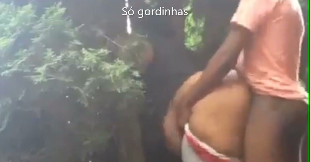 Negão comendo a vizinha gorda no meio do mato