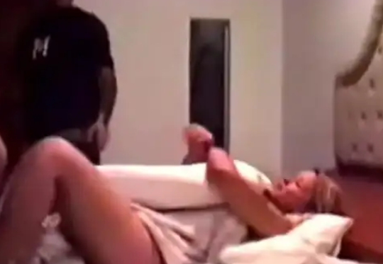 Casal no motel e amigo entra no quarto