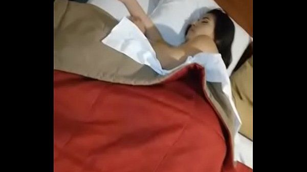 Morena dormiu peladinha toda gostosa na casa do namorado e teve sua bucetinha exibida na internet