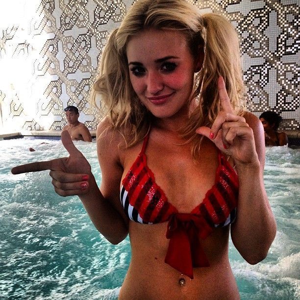 AJ Michalka nua em fotos vazadas