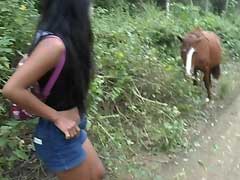 Novinha Perua doida pra fuder com cavalo