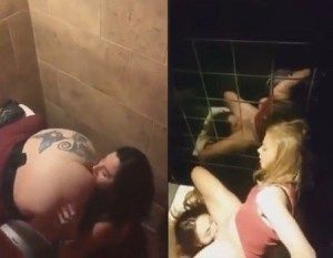 Mulheres bêbadas e safada se pegando em banheiros de festas