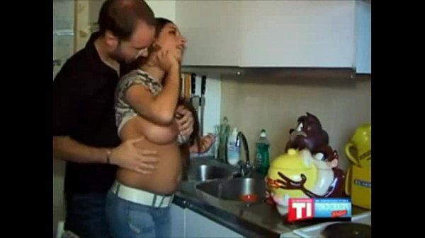 Casal árabe fazendo filme na cozinha peituda fodendo