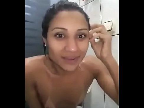 Safada morena no banheiro pelada