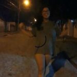 Amigas novinhas aproveitando que a rua tá vazia