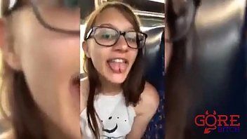 Com linguinha de cobra ela faz boquete perigoso em ônibus público