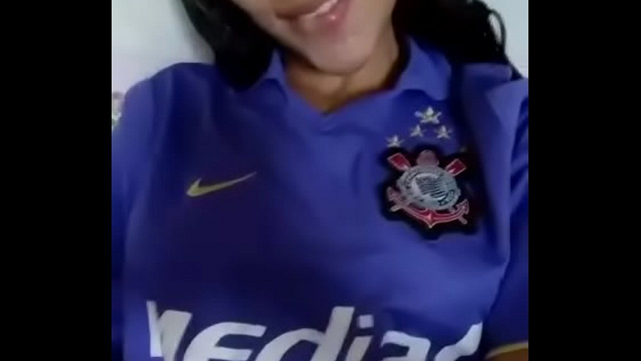 Torcedora do corinthians se tocando com dois dedos