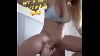 Loirinha acorda o sortudo do namorado com sexo