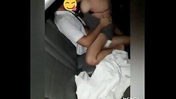 No carro gritando de prazer no sexo