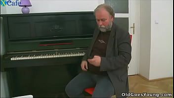 Professor de piano não suportou ver sua aluna gostosinha de short