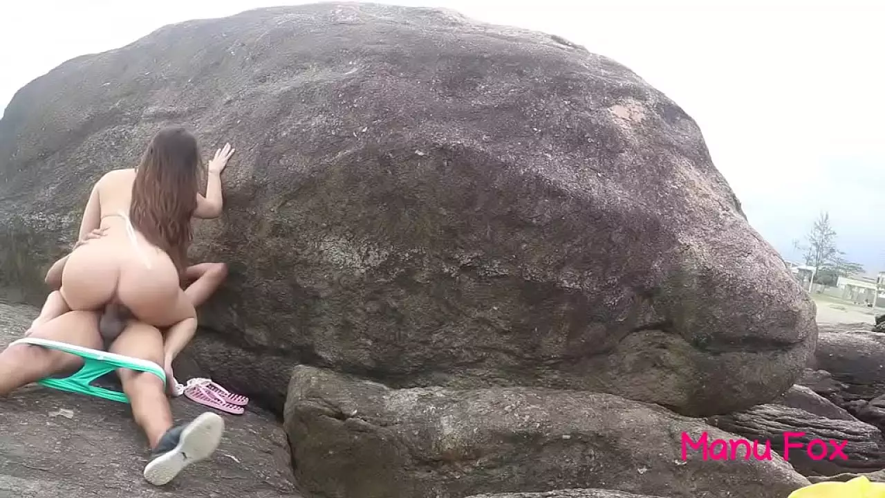 Dei o cuzinho na praia publica sem camisinha