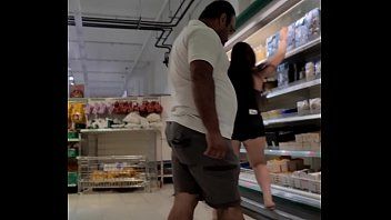Marido filma a própria esposa Luana no supermercado se exibindo