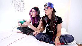 Novinhas Youtubers jogando Playstation e fazendo sexo