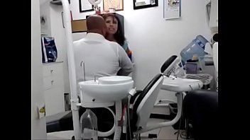 Câmera escondida flagra dentista comendo a paciente casada