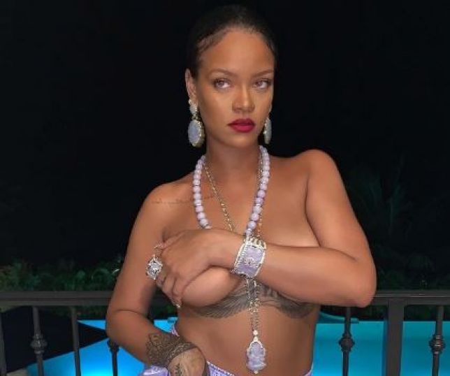 Rihanna ousa em clique e posa de topless | Famosas nuas oficial