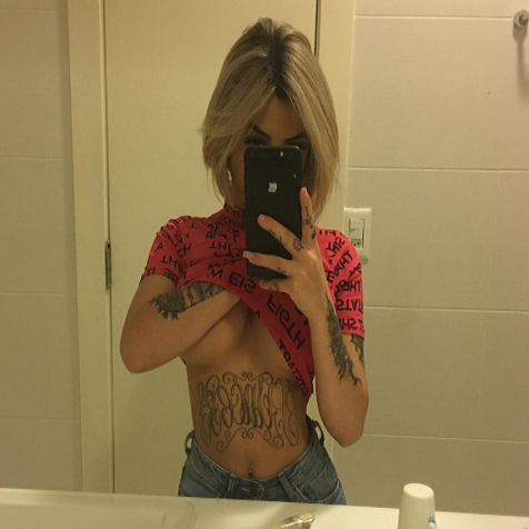 Nayara novinha tatuada se exibindo ao vivo no instagram