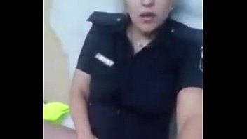 Policial alemã expulsa após esse vídeo dela vazar