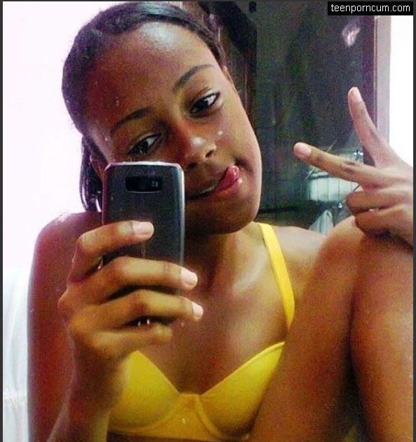 Caiu Pelada : Jovens colegiais negras tirando fotos de suas bucetas nuas no banheiro