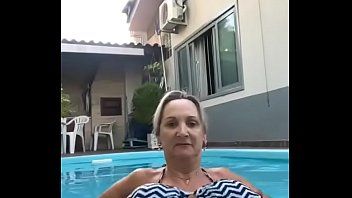 Gostosa coroa se filmou em sua piscina em casa