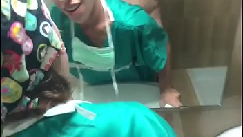 Enfermeira safadinha dando para o médico no centro cirúrgico.