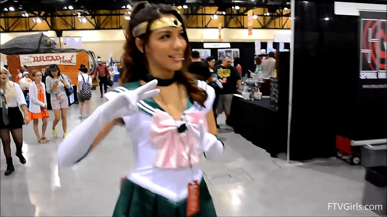 Novinha gostosa de cosplay se mostrando na Comic Con
