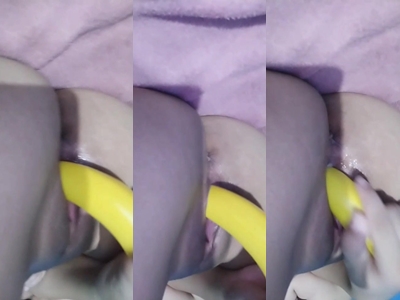 Garota faz uma live e se masturba com a banana e goza