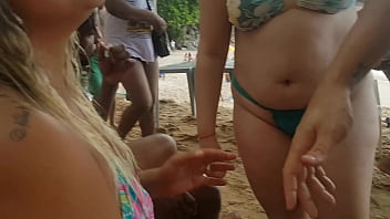 Atriz porno se exibindo e se oferecendo para banhistas no guarujá brasil